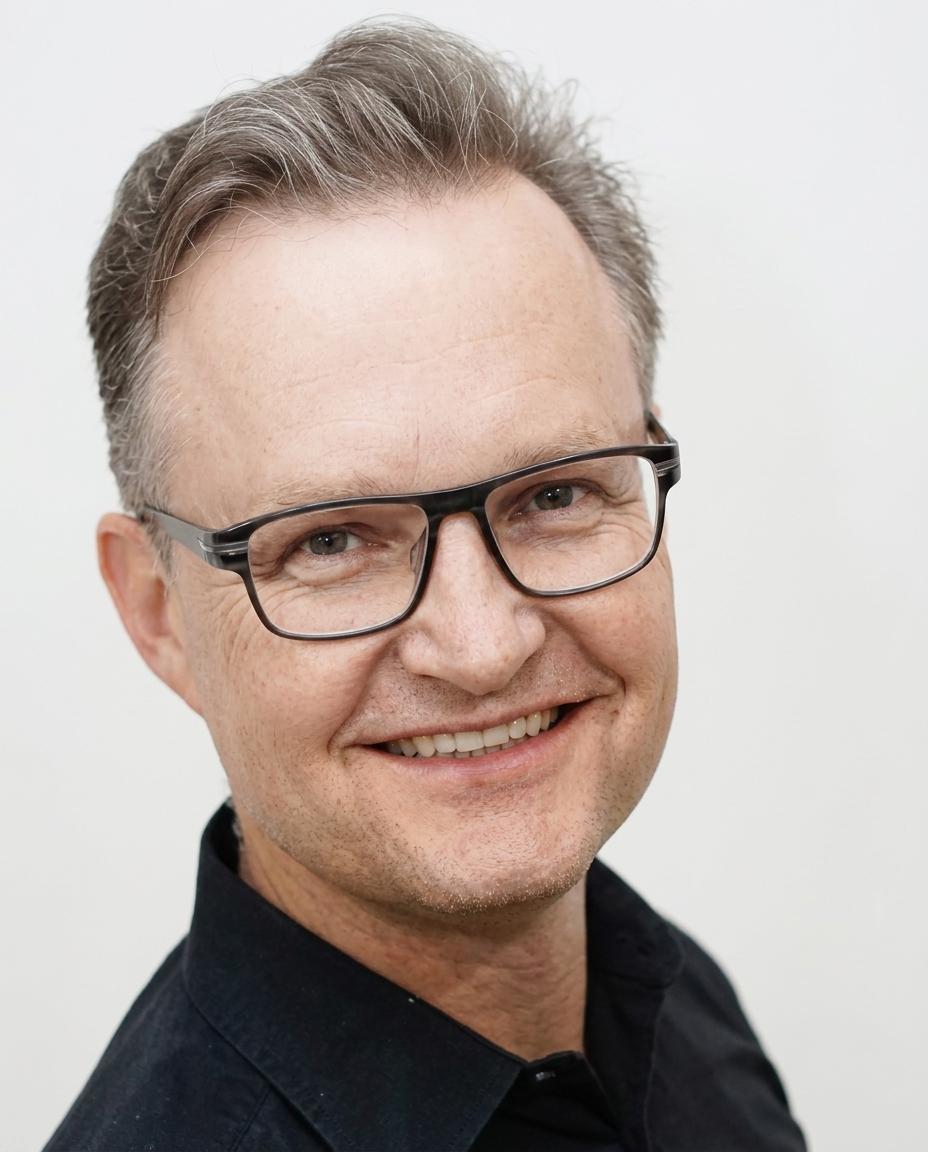 Mark Mueller-Eberstein, Dipl. Kfm.
